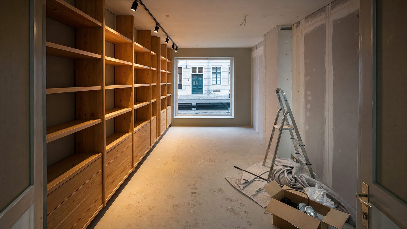Fertig montierte Stromschienen mit eingeschalteten Strahlern in einem neu ausgebauten Verkaufsraum
